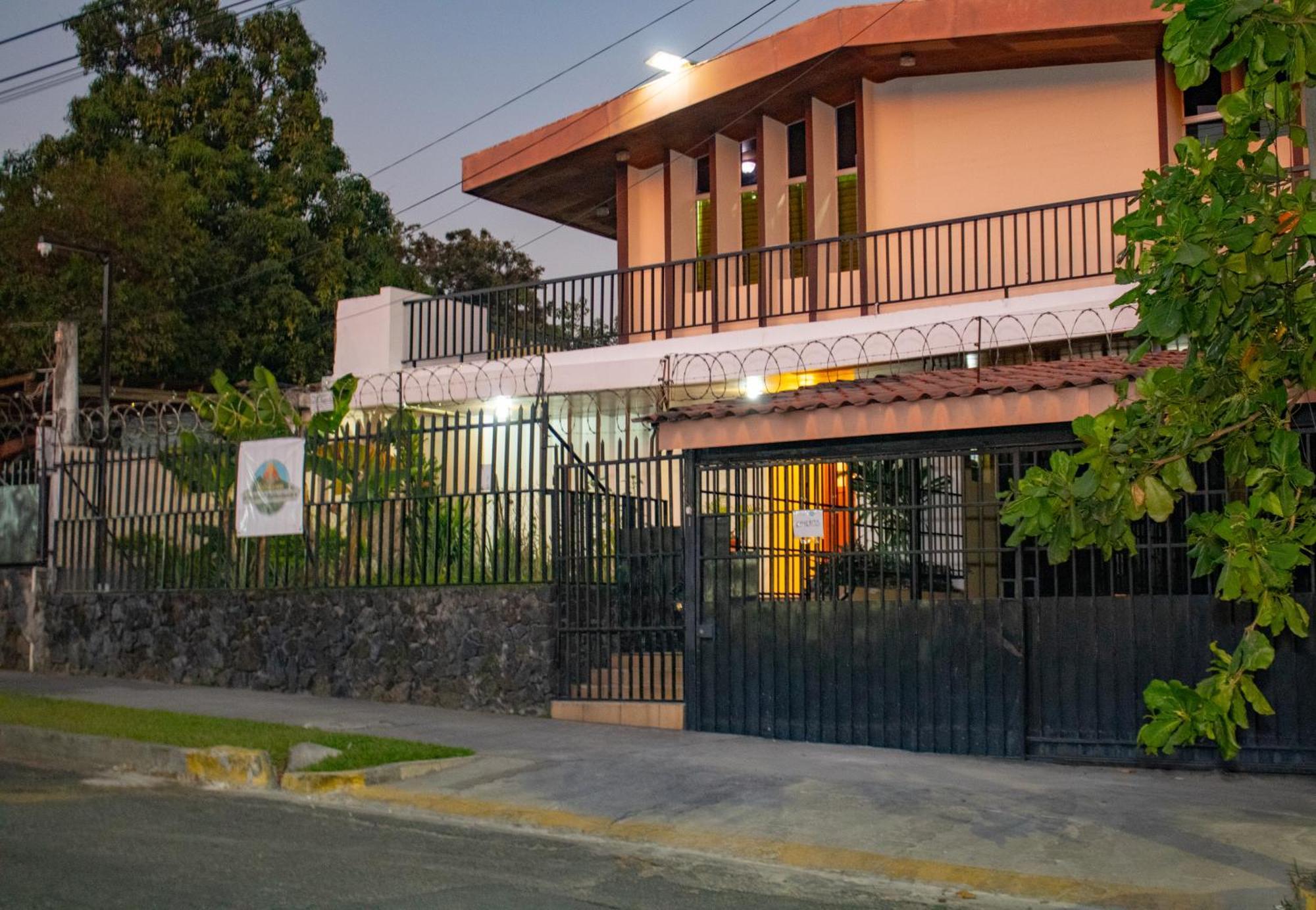Volcano Hostal Y Restaurante Сан Салвадор Екстериор снимка
